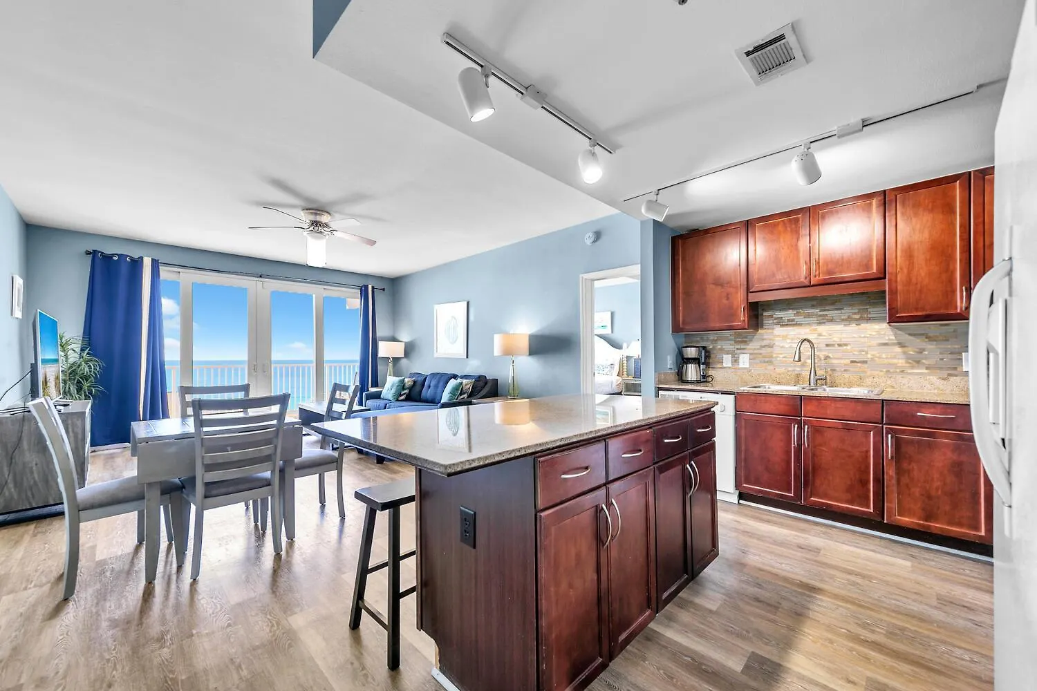 Apartment Laketown Wharf 1608 By Emerald Coast Retreats Panama City Beach